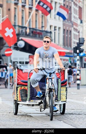 AMSTERDAM-AUG. 19, 2012. Rikscha am 19. August in Amsterdam. Die Stadt hat über 1 Million Fahrräder, aber nur 700.000 Bürger. Stockfoto