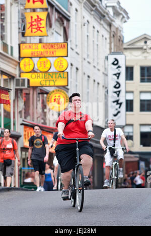 AMSTERDAM-AUG. 19; 2012. Radsport Tourist am 19. August in Amsterdam. 38 % der Verkehr in der Stadt ist mit dem Fahrrad; 37 % mit dem Auto; 25 % mit den öffentlichen Verkehrsmitteln. Stockfoto