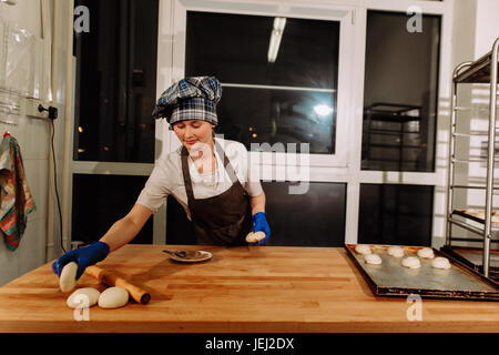 Herstellung von leckeren Zimtschnecken Stockfoto