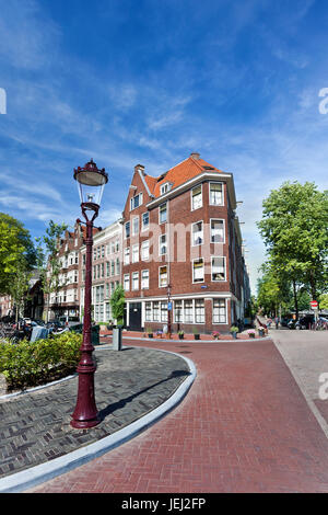 AMSTERDAM-AUG. 18, 2012. Haus an der Palmgracht. Die Palmgracht ist ein 1895 gedämmter Kanal im berühmten Viertel Jordaan. Stockfoto