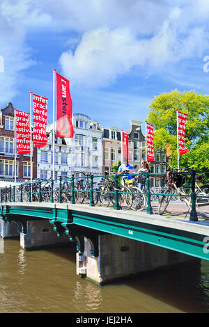 AMSTERDAM-AUG. 18, 2012. Kanal und Brücke Amsterdam bekannt als Venedig des Nordens, wurde sein Grachtengürtel schließlich auf die Liste des Weltkulturerbes aufgenommen. Stockfoto