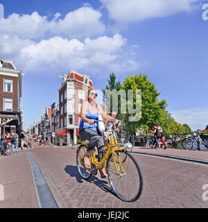 AMSTERDAM-AUG. 18, 2012. Radfahrer in Amsterdam. Fahrräder sind die Nummer der Amsterdamer: 760,000 Bürger und fast eine Million Fahrräder. Stockfoto