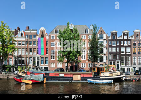 AMSTERDAM-AUG. 19, 2012. Hausboot in Amsterdam. Es gibt rund 2,500 Hausboote entlang 165 Kanälen, wo die Einheimischen leben. Stockfoto