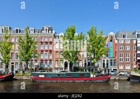 AMSTERDAM-AUG. 19, 2012. Hausboot in Amsterdam. Es gibt rund 2,500 Hausboote entlang 165 Kanälen, wo die Einheimischen leben. Stockfoto