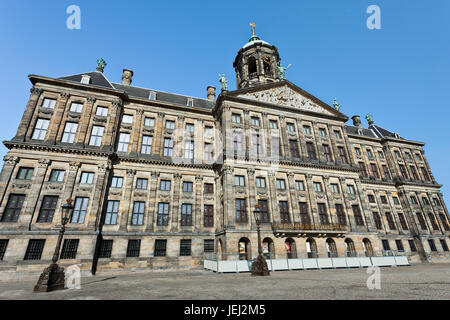 Das königliche Palais in Amsterdam. Der Palast wurde während des Goldenen Zeitalters im siebzehnten Jahrhundert als Rathaus erbaut. Stockfoto