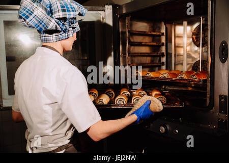 Brötchen mit Mohn in den Ofen Stockfoto