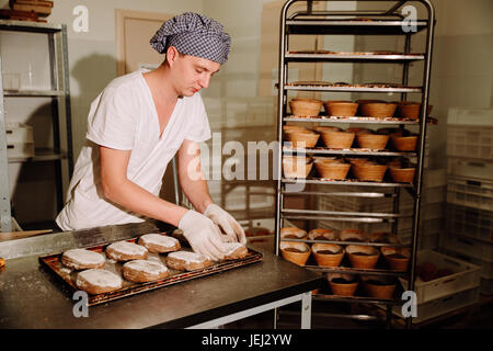 männliche Formen von Teig zum Backen eines Brotes Koch Stockfoto