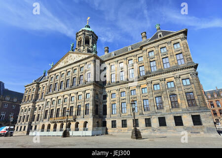 Königlicher Palast auf dem Dam Platz, Amsterdam. Es war während des Goldenen Zeitalters im siebzehnten Jahrhundert als Rathaus erbaut. Stockfoto