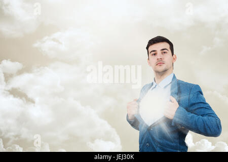 Junge Unternehmer mit Mut wie ein Superheld zu handeln und sein Hemd abreißen. Stolz auf dich Emotion isoliert auf weißem Hintergrund. Glauben in yo Stockfoto