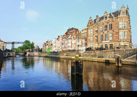 Alten Giebelhäusern Gebäude und ein Kanal im historischen Zentrum von Amsterdam in den frühen Morgenstunden. Stockfoto