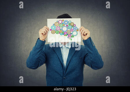 Kreativität-Konzept eines Geschäftsmannes, der Kopf mit einem Colorulful Gehirn gemacht von Zahnrädern über den Kopf zu bedecken. Idee-Konzept. Stockfoto
