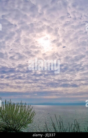 Dichte Wolken über dem See am Morgen Stockfoto