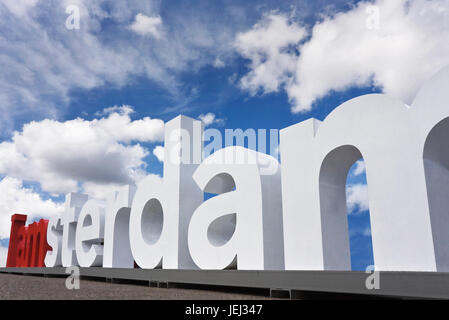 AMSTERDAM – 20. JULI 2009. „I Amsterdam“-Logo am Museumsplatz. Es ist eine 2005 entwickelte Stadtmarketing-Initiative, um sich international zu profilieren. Stockfoto