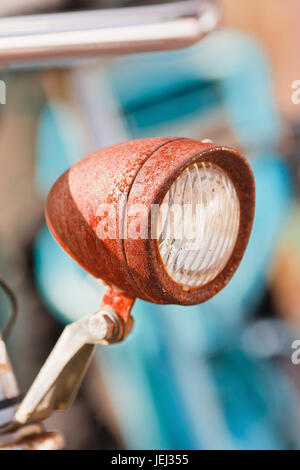 Rostigen Fahrrad Scheinwerfer beleuchtet von der Sonne, Amsterdam, Niederlande Stockfoto