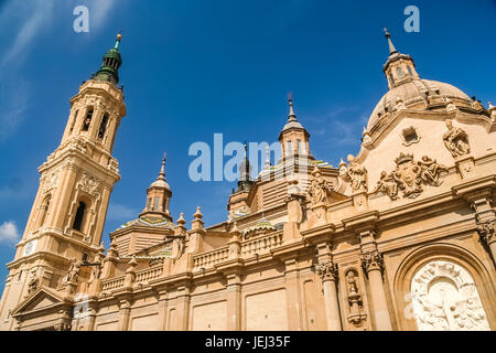 Die Kuppeln von der Basilika Kathedrale Notre-Dame des Pfeilers in Zaragoza, Spanien Stockfoto