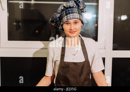 Frau backen Kuchen. Konditoren machen Desserts. Brötchen zu machen. Teig auf dem Tisch Stockfoto