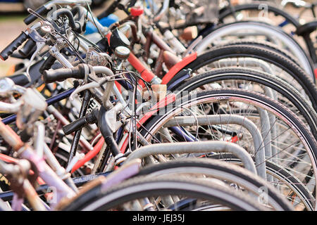 Geparkte Fahrräder im Zentrum von Amsterdam, Niederlande. Stockfoto