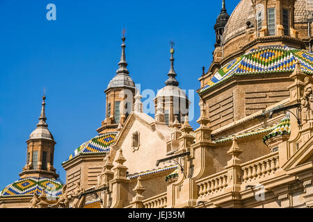 Die Kuppeln von der Basilika Kathedrale Notre-Dame des Pfeilers in Zaragoza, Spanien Stockfoto