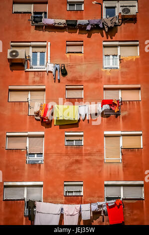 Wäsche trocknen außerhalb Wohnhaus in Spanien Stockfoto