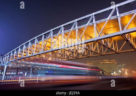 Rauschenden Verkehr unter der Fußgängerbrücke in der Nacht in Xidan Bereich, Beijing Stockfoto