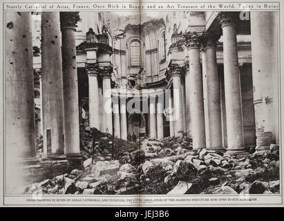 Stattliche Kathedrale von Arras, Frankreich, ein reich an Schönheit und eine Art Treasure der Welt, heute in Ruinen - Tiefdruck von The New York Times Stockfoto