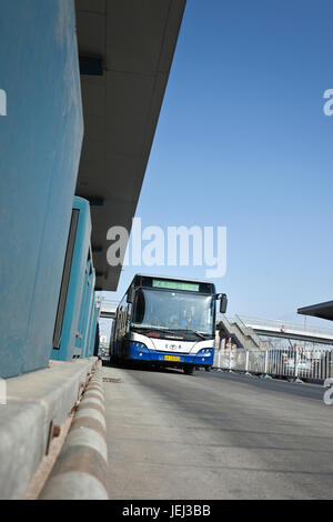 PEKING, 31. MÄRZ 2012. Der Bus nähert sich am Busbahnhof. Derzeit betreibt die Beijing Public Transport Holding mehr als 24,000 Busse täglich in Peking. Stockfoto