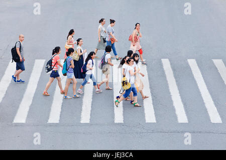 PEKING-JULI 18. Fußgänger auf Zebraweg. Nebeneffekt des Wirtschaftswachstums ist die hohe Zahl von Verkehrsunfällen. 26 % der Todesfälle bei Fußgängern. Stockfoto