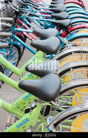 PEKING – 4. JULI 2008. Ausgekleidete Leihfahrräder. Etwa 5,000 öffentliche Fahrräder in Peking stehen zur Miete zur Verfügung, 31 Fahrradverleihstellen. Stockfoto