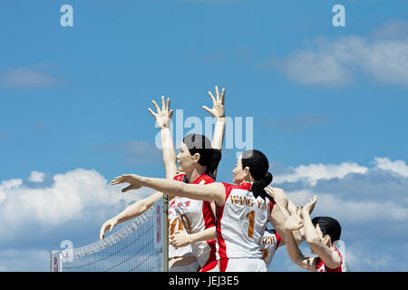 PEKING – 31. AUGUST 2008. Skulpturen chinesischer Olympioniken, die im Yuyuantan Park vor einem blauen Himmel mit Wolken ausgestellt wurden. Stockfoto