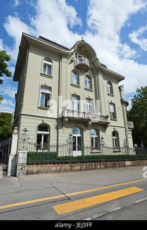 BERN, SCHWEIZ - JUNI 23. Vorderseite der charakteristischen mittelalterlichen Villa. Bern's wurde 1911 gegründet und ist berühmt für seine erhaltenen Sandsteinfassaden. Stockfoto