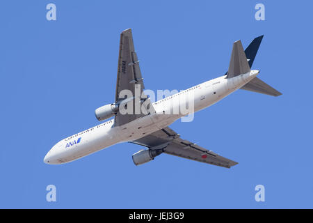 PEKING, 13. MÄRZ 2015. Alle Nippon Airways JA614A Boeing 767-300. Boeings erster Doppelstrahl mit breitem Körper, das erste Flugzeug mit zwei-Crew-Glascockpit. Stockfoto