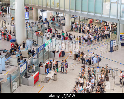 PEKING, 15. JULI 2016. Blick aus dem hohen Winkel auf den Sicherheitsbereich Beijing Capital International Airport, Terminal 3 der weltweit zweitgrößte. Stockfoto