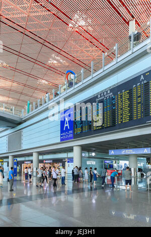 PEKING, 15. JULI 2016. Ankunftsbereich mit Flugplantafel, Beijing Capital International Airport, Terminal 3, dem zweitgrößten der Welt. Stockfoto