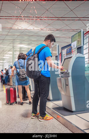 PEKING, 13. JULI 2016. Check-in-Bereich mit Selbstbedienung am internationalen Flughafen Beijing Capital, Terminal 3. Die durchschnittliche Warteschlangenzeit beträgt weniger als 8 Minuten. Stockfoto