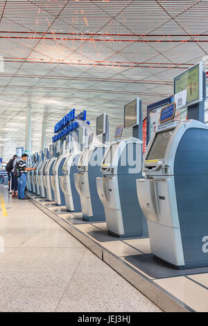 PEKING, 13. JULI 2016. Check-in-Bereich mit Selbstbedienung am internationalen Flughafen Beijing Capital, Terminal 3. Die durchschnittliche Warteschlangenzeit beträgt weniger als 8 Minuten. Stockfoto