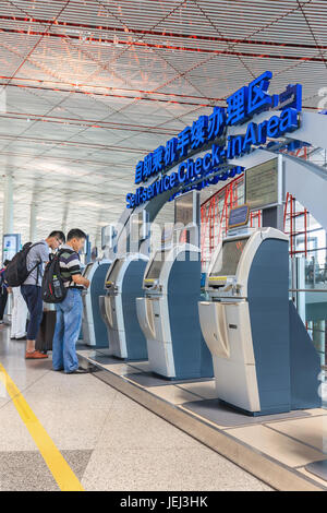 PEKING, 13. JULI 2016. Check-in-Bereich mit Selbstbedienung am internationalen Flughafen Beijing Capital, Terminal 3. Die durchschnittliche Warteschlangenzeit beträgt weniger als 8 Minuten. Stockfoto