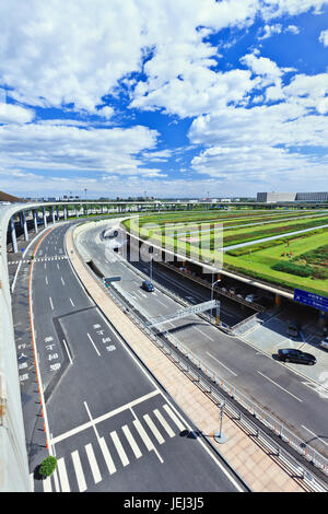 Straßennetz um Beijing Capital Airport Terminal 3, der zweitgrößte Flughafen-Terminals in der Welt. Stockfoto