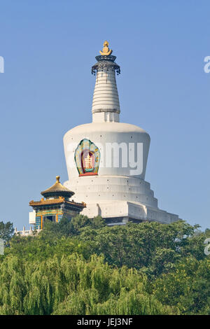 Majestätische tibetische Stupa vor blauem Himmel, Beihai-Park, Peking, China Stockfoto