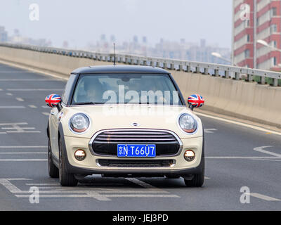 PEKING, 5. JUNI 2016. Mini Cooper auf der Straße. BMW und Mini sind beliebte Automarken in China und daher wichtig für den BMW-Vertrieb. Stockfoto