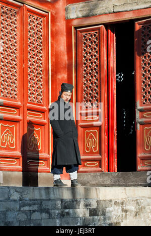 PEKING-DEZ. 2011. Taoistischer Mönch im Dongyue-Tempel in Peking am 3. Dezember 2011. Es ist der größte Tempel der Zhengyi Schule des Taoismus in Nordchina. Stockfoto