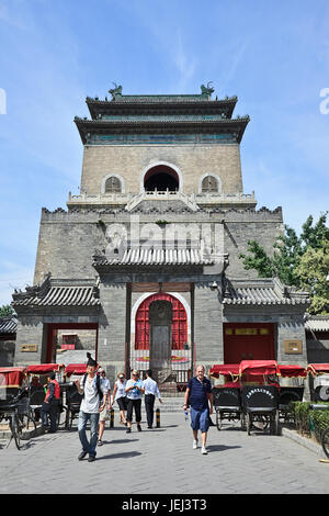 PEKING – MAI. 7, 2011, Eingang des Glockenturms mit Rikschas. Die Bell und Drum Towers sind immer noch in Funktion und werden täglich von vielen Touristen besucht. Stockfoto