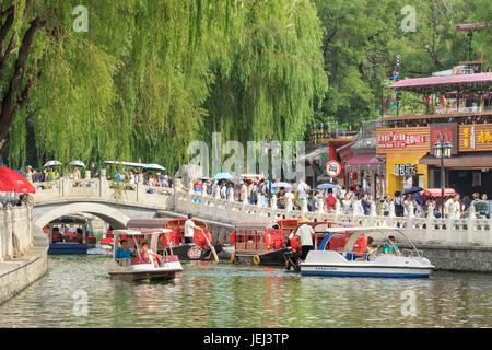 PEKING, 14. AUGUST 2016. Houhai Bereich während der Touristensaison. Es ist sehr beliebt bei ausländischen Touristen besuchen Peking und wird oft von Expats besucht. Stockfoto