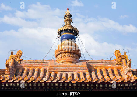 Gekachelte Rood Top mit reich verzierten Turm der Lama-Tempel, Beijing Stockfoto