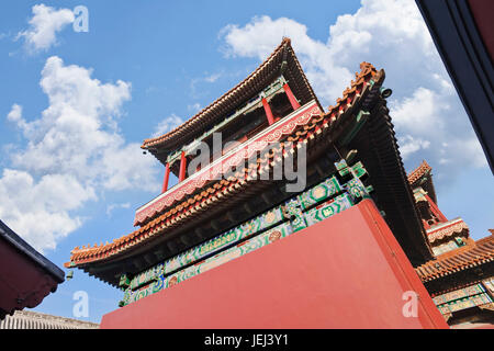 Pavillon des Lama-Tempels Peking gegen einen blauen Himmel Stockfoto