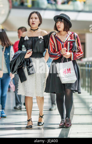 PEKING-15. MAI 2016. Modische Mädchen in der Shopping Mall. Chinas Wirtschaft wird durch das Vermögen der Mittelschicht gestärkt und unterliegt einer erheblichen Verschiebung des Konsums. Stockfoto