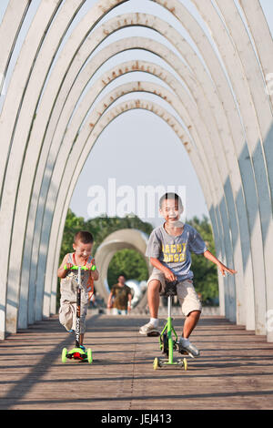 PEKING, 3. JULI 2015. Jungs haben Spaß im Niantan Park. Jahrzehntelang konnten die meisten chinesischen Familien in Städten nur ein Kind haben. Stockfoto