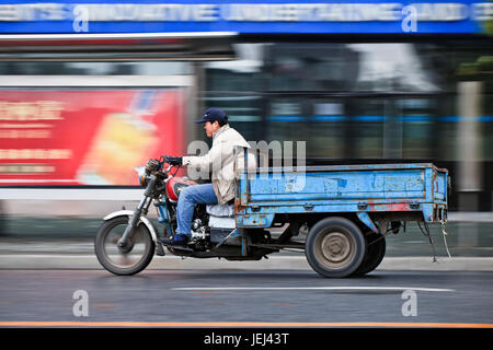 DALIAN-NOV 11, 2012. Güterrad am 11. November 2012 in Dalian. Viele Güter werden noch immer mit Flachbett-Pedicabs durch Städte transportiert. Stockfoto
