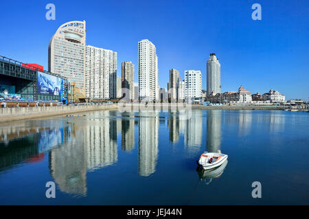 DALIAN-NOV 23. Moderne Apartments am Meer. Dalian ist eine der lebenswertesten chinesischen Städte mit einer ausgezeichneten Luftqualität und Luxus-Gehäuse. Stockfoto