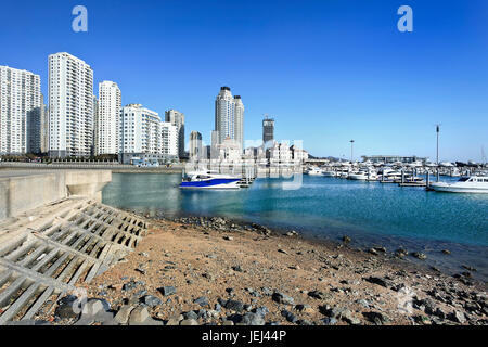 DALIAN-NOV 23. Moderne Apartments und Yachthafen. Dalian ist eine der lebenswertesten chinesischen Städte mit einer ausgezeichneten Luftqualität. Stockfoto