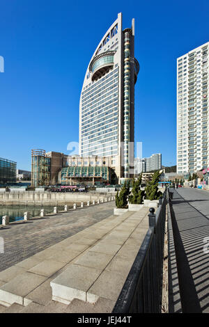 DALIAN-NOV 23. Das luxuriöse Bayshore Hotel in Dalian blickt auf das weite Meer in der bucht von xinghai, nahe dem Xinghai Platz (größter Platz in Asien). Stockfoto